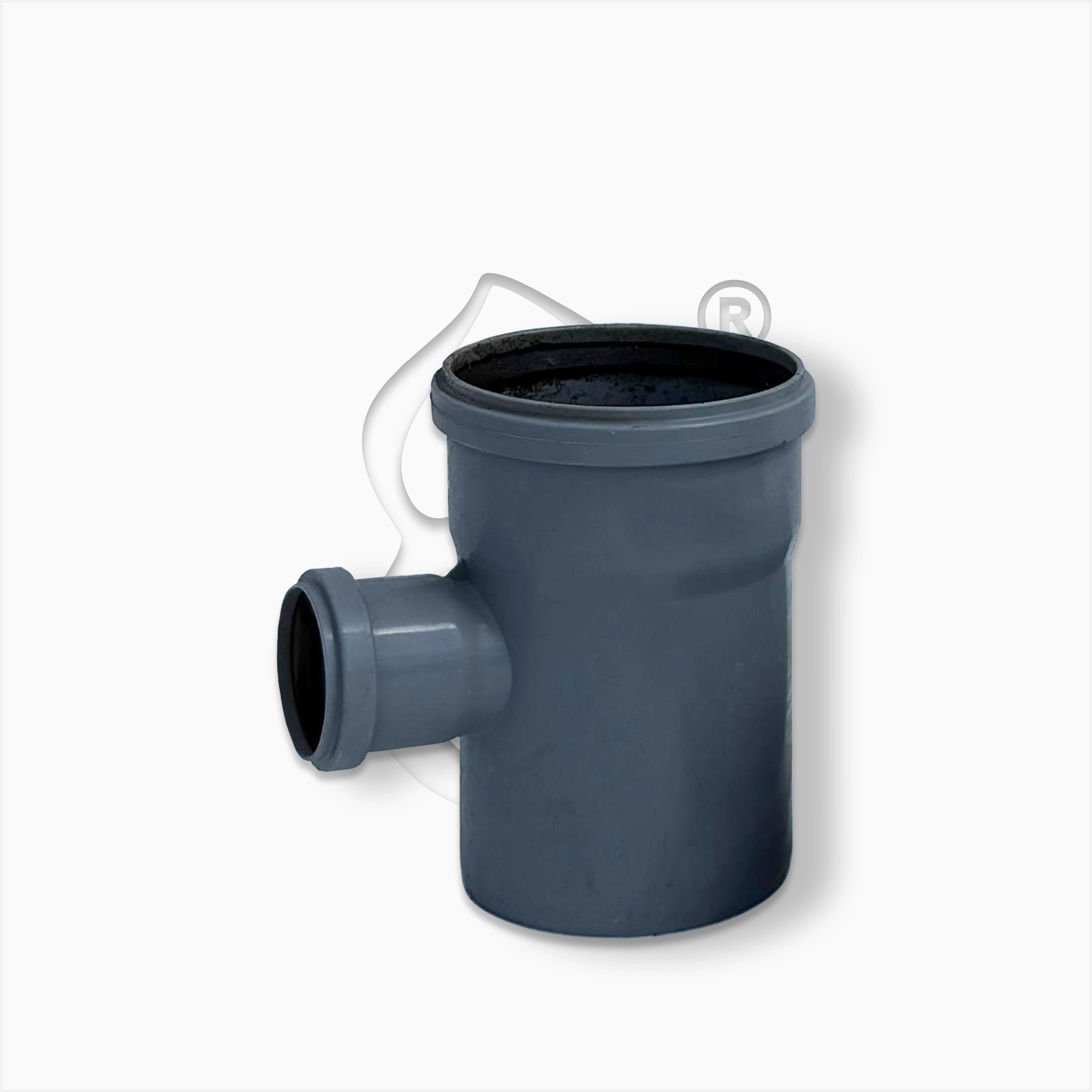 Ramnificație T din PVC compact pentru conexiuni perpendiculare în sisteme de canalizare. Montaj rapid, etanșare optimă, durabilitate crescută.
